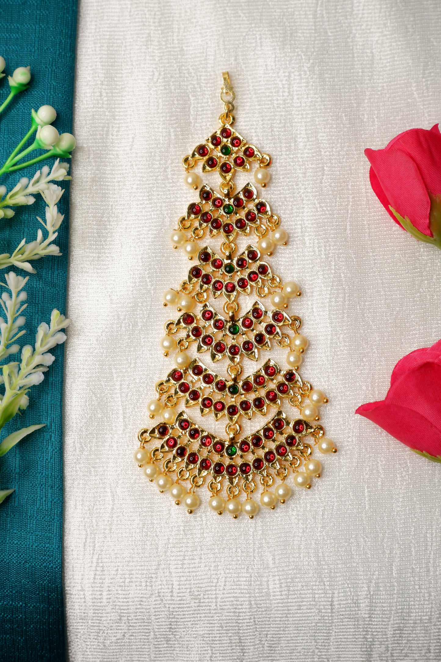 Authentic Bharatanatyam maang tikka for classical dancers. Traditional nethi chutti temple jewelry, lightweight & elegant. Perfect for performances & arangetrams.