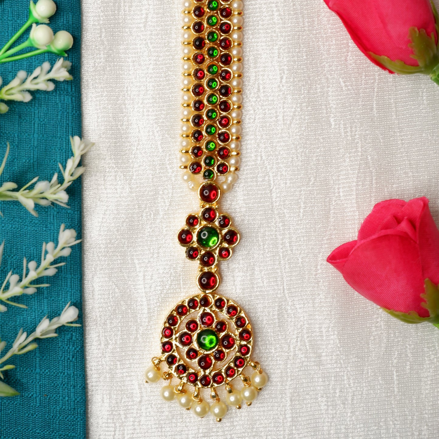 Close-up of Kuchipudi dancer adorned with gold nethi chutti forehead ornament