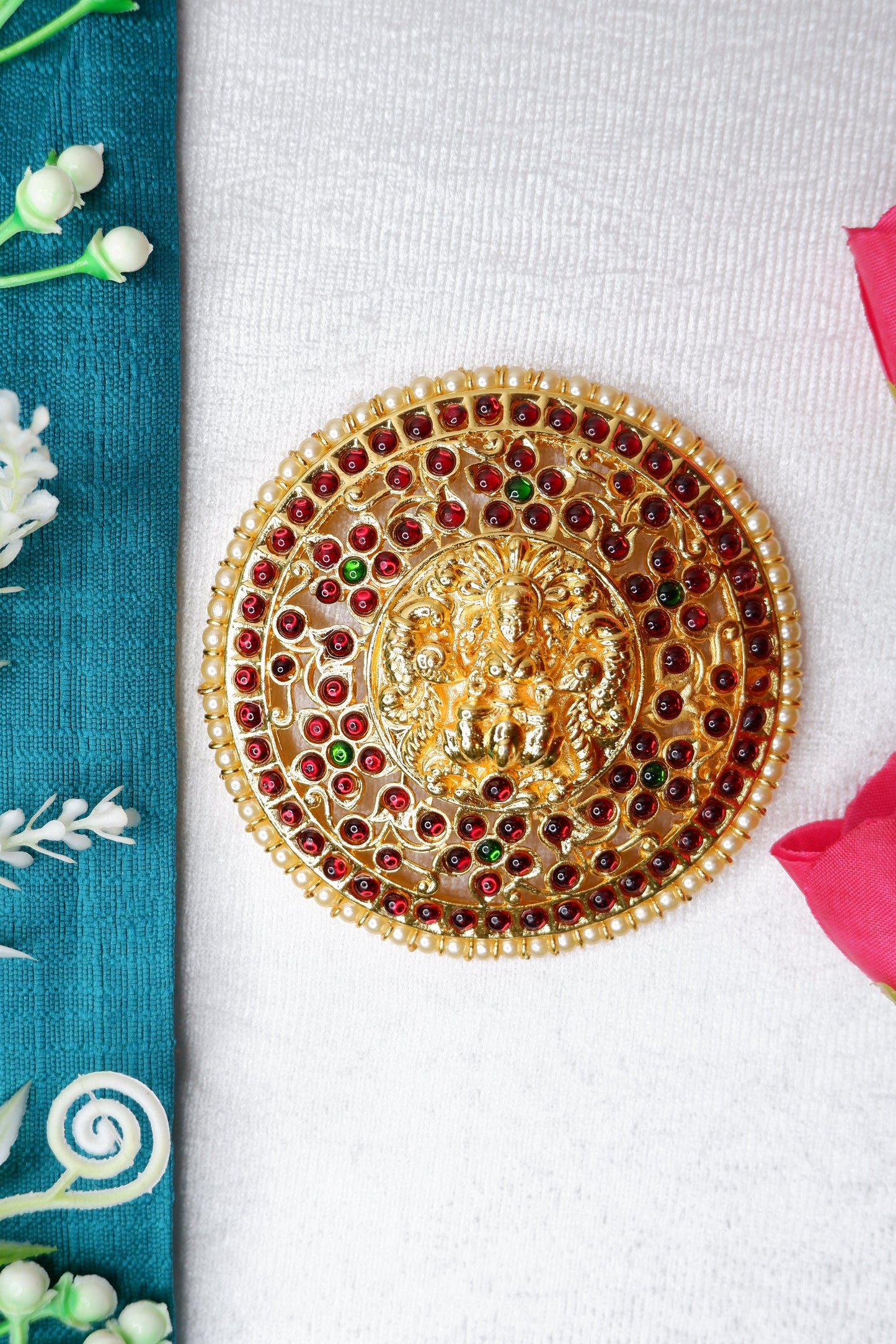 Classical Indian dance hairstyle with gold ragaadi rakodi, commonly worn in Bharatanatyam and Kuchipudi performances