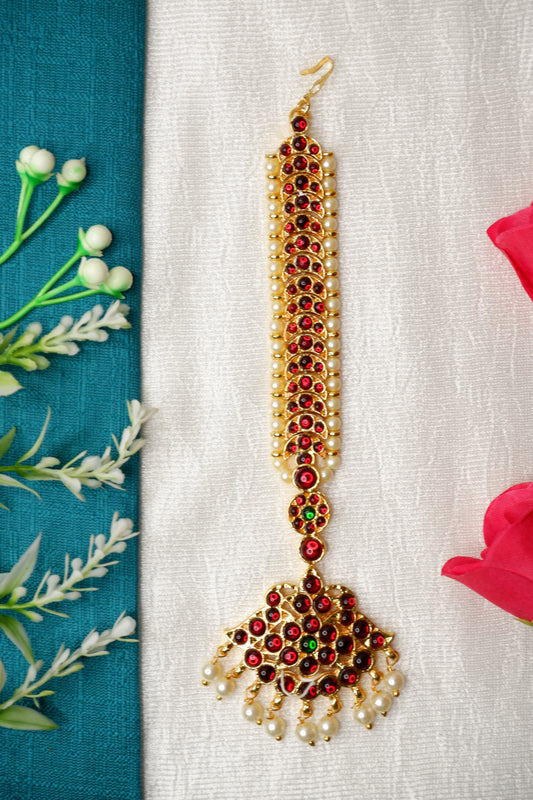 Classical dance maang tikka
Traditional temple jewelry
Kempu stones and pearls
Gold plated
Indian classical dance jewelr