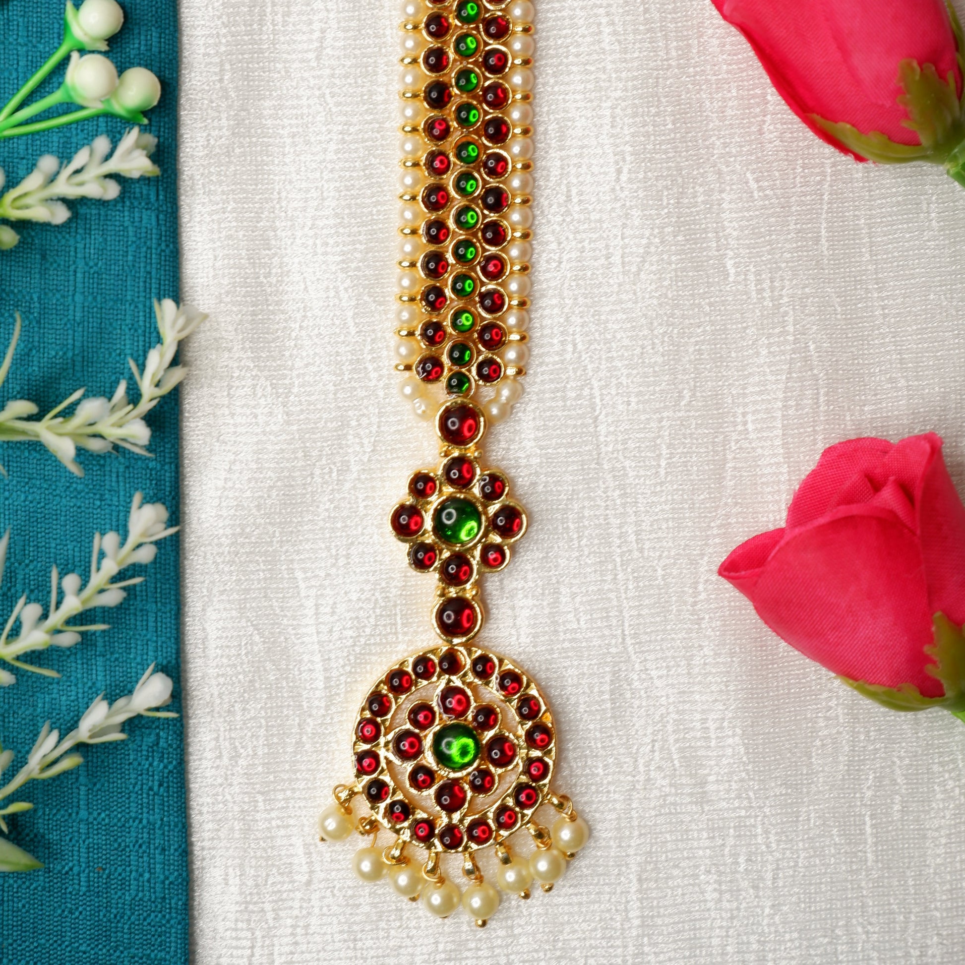 Close-up of Kuchipudi dancer adorned with gold nethi chutti forehead ornament