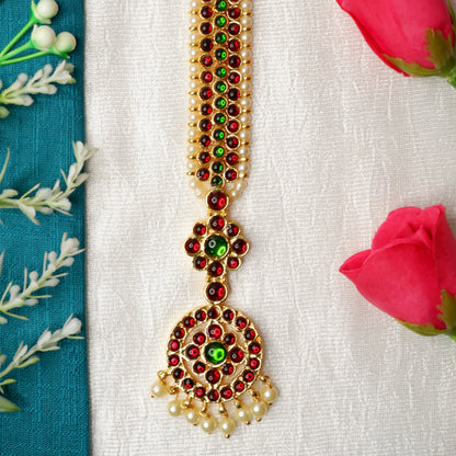 Close-up of Kuchipudi dancer adorned with gold nethi chutti forehead ornament