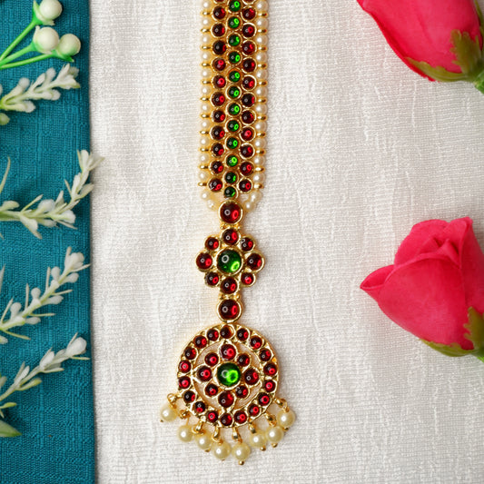Close-up of Kuchipudi dancer adorned with gold nethi chutti forehead ornament