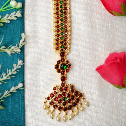 Close-up of Kuchipudi dancer adorned with gold nethi chutti forehead ornament