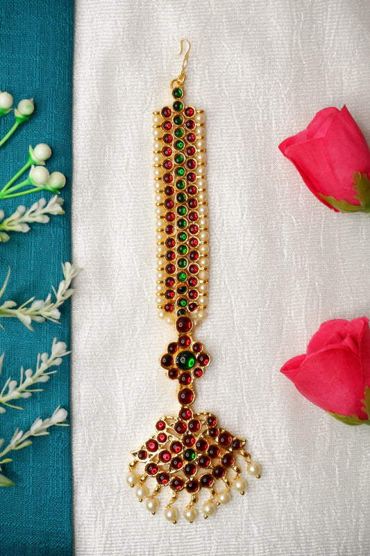Bharatanatyam dancer wearing traditional nethi chutti maang tika and temple jewelry